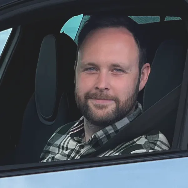 En mann som sitter i førersetet i en bil i Lifland.
