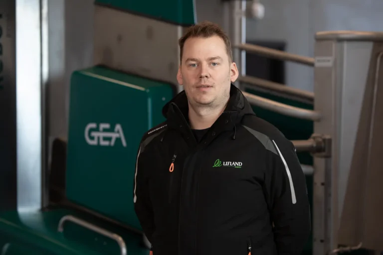 En mann iført svart jakke står innendørs foran grønt og grått industriutstyr merket «GEA». Nysgjerrig på melkerobot? Kent er i Salten-området 23.–27. juni.