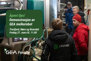 Flere personer samles rundt en GEA Melkerobot under en gårdsdemonstrasjon. Det vises detaljer om arrangementet, som markerer et åpent fjøs i Tresfjord 27. mars kl. 11.00.